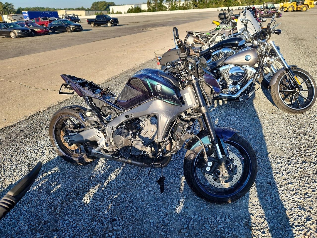 Vue de 2023 YAMAHA MT09, angle 1