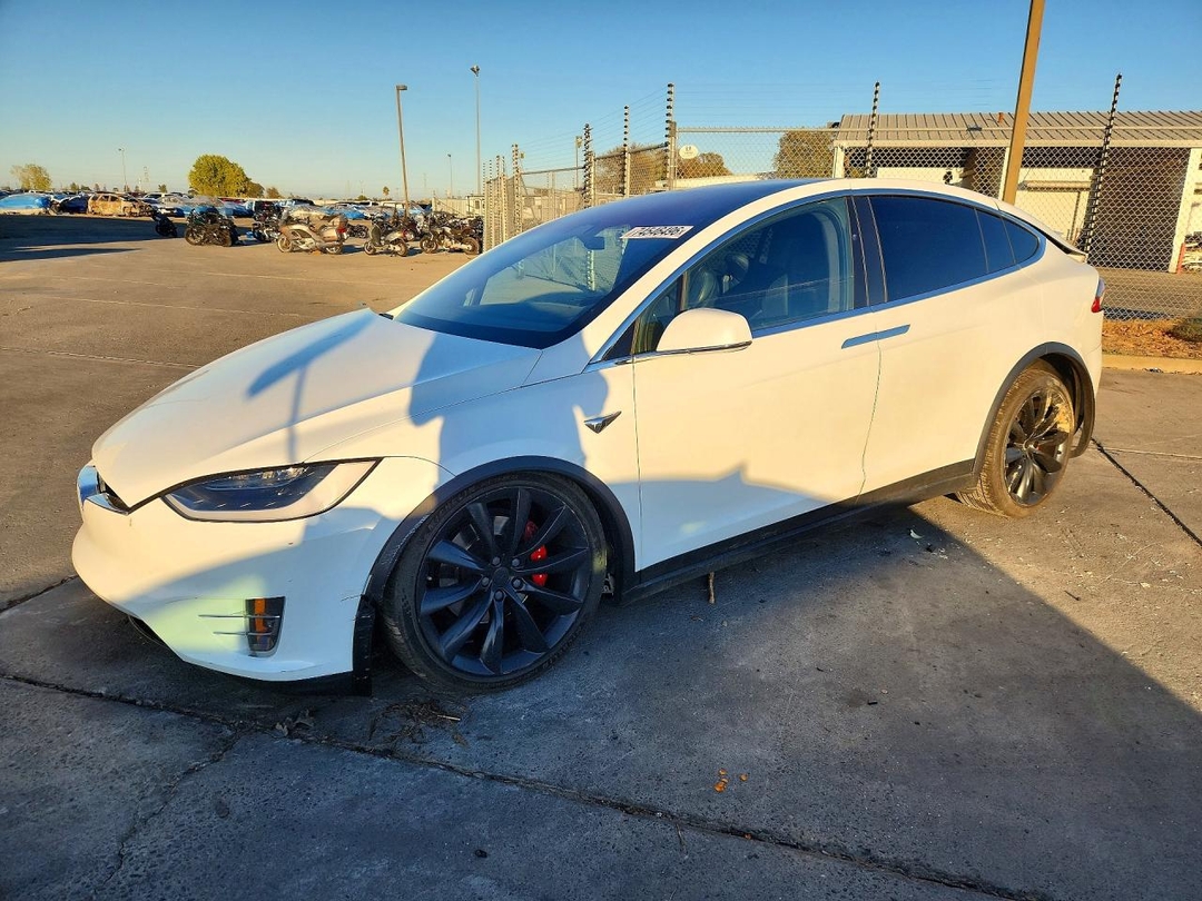 Vue de 2018 TESLA MODEL X, angle 1