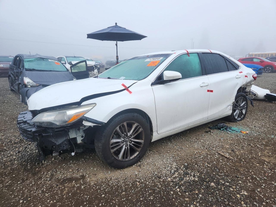 Vue de 2017 TOYOTA CAMRY SE, angle 1