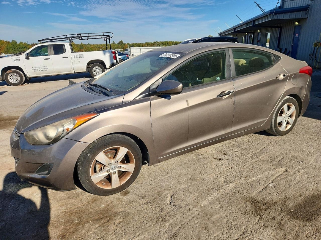 منظر 2013 HYUNDAI ELANTRA GLS، زاوية 1