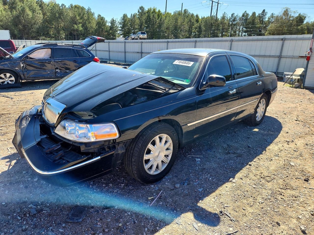 Vue de 2011 LINCOLN TOWN CAR SIGNATURE LIMITED, angle 1
