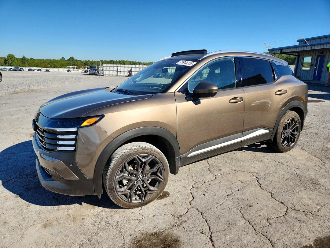 Vue de 2025 NISSAN KICKS SR, angle 1