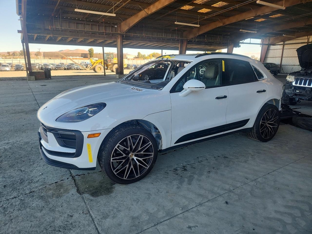 Вид 2023 PORSCHE MACAN BASE, угол 1
