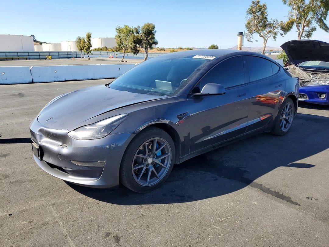 Вид 2021 TESLA MODEL 3, угол 1