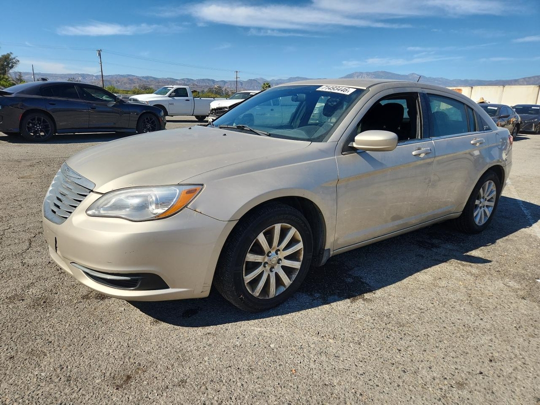 Vue de 2013 CHRYSLER 200 TOURING, angle 1
