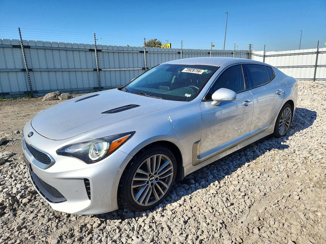 منظر 2018 KIA STINGER BASE، زاوية 1