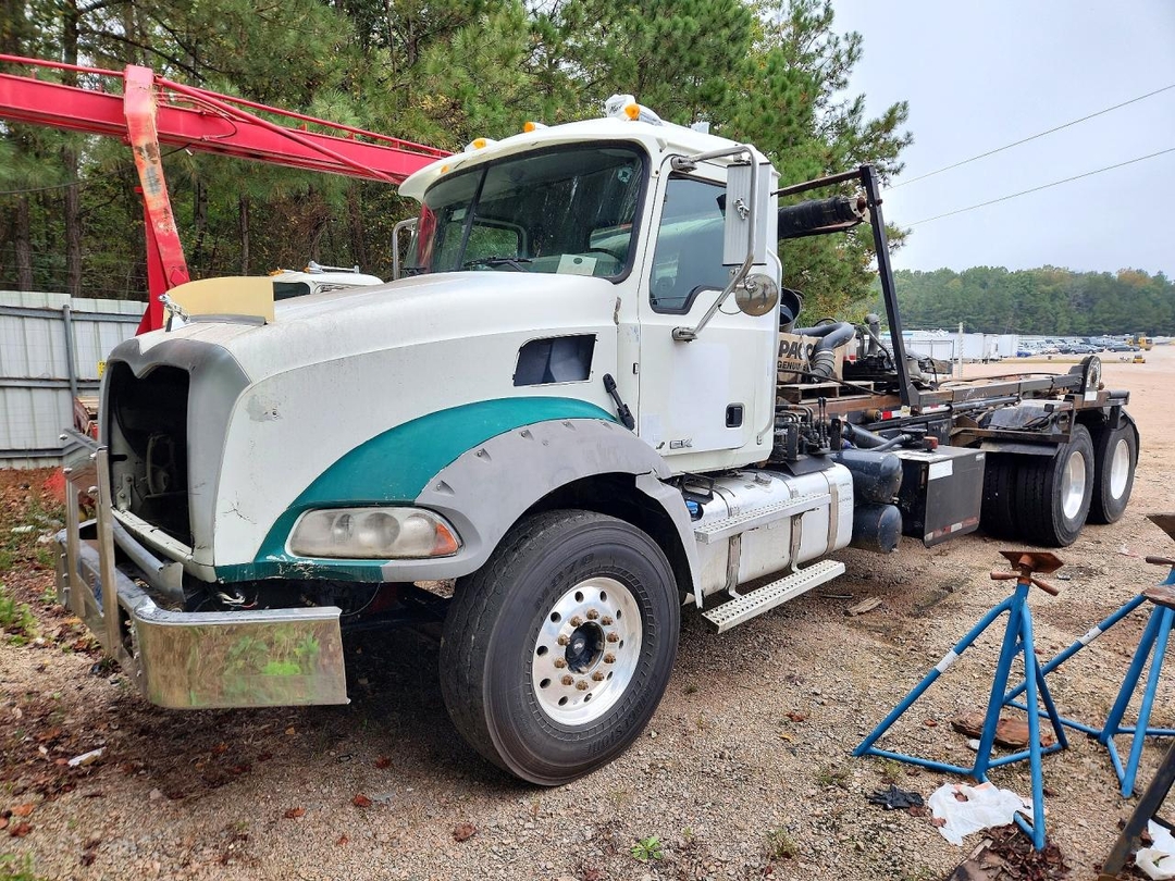 Вид 2016 MACK GU713 ROLL-OFF CONTAINER TRUCK, угол 1