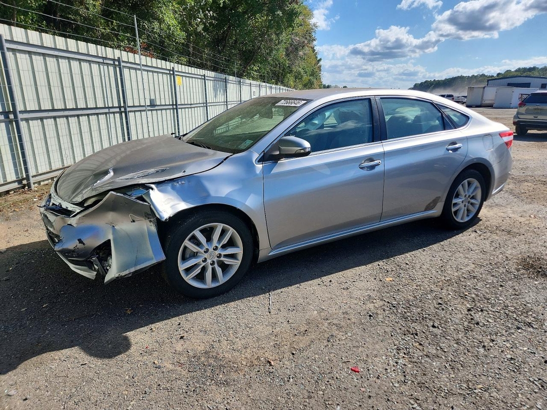 Vue de 2015 TOYOTA AVALON XLE, angle 1