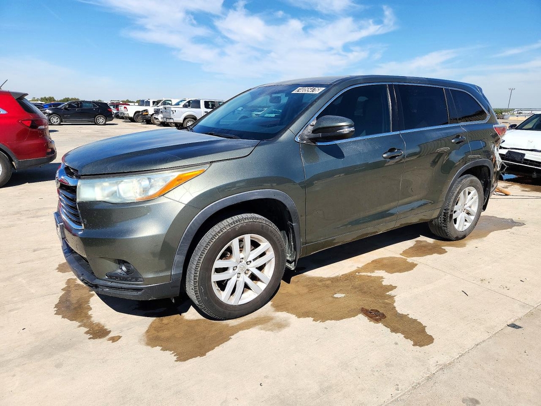 Vue de 2015 TOYOTA HIGHLANDER LE, angle 1