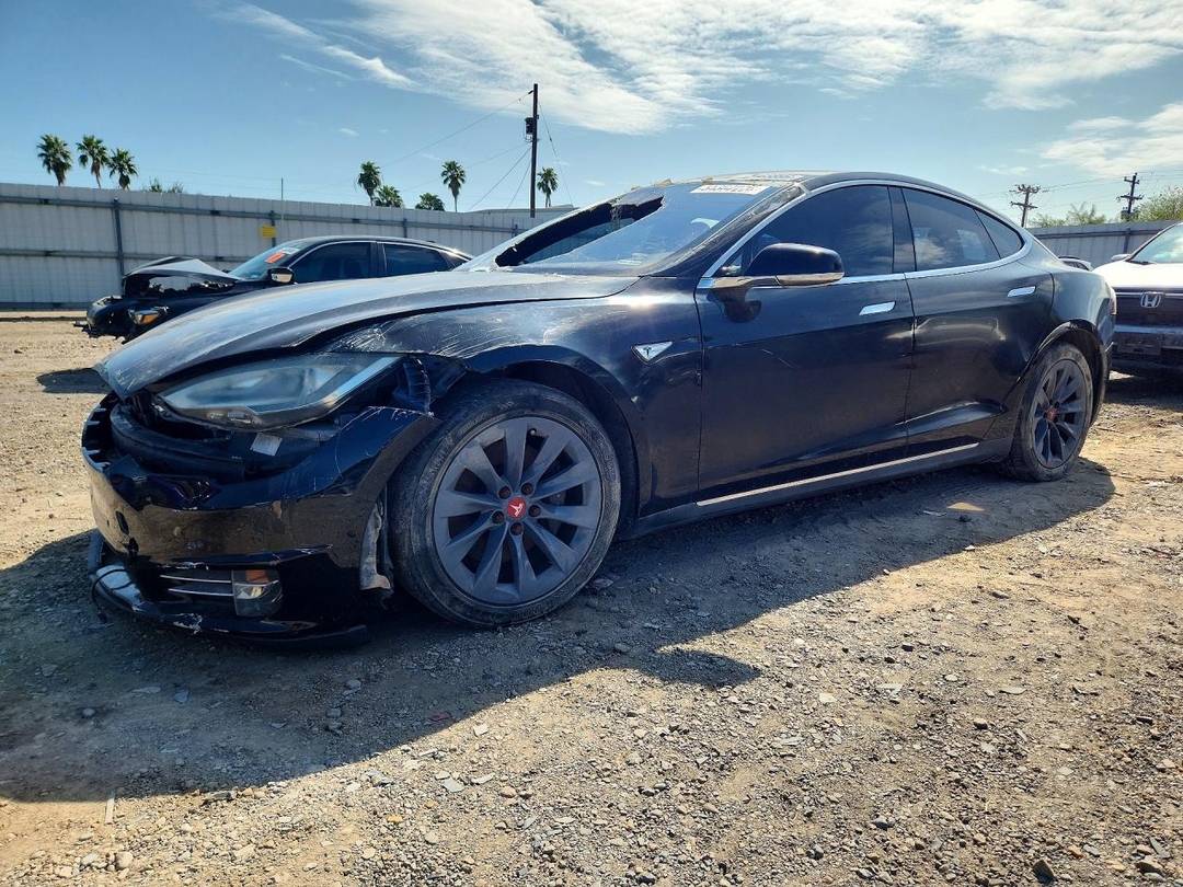 Вид 2016 TESLA MODEL S, угол 1