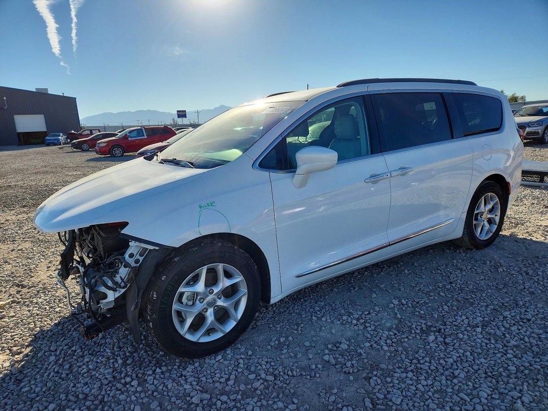 منظر 2017 CHRYSLER PACIFICA TOURING L، زاوية 1