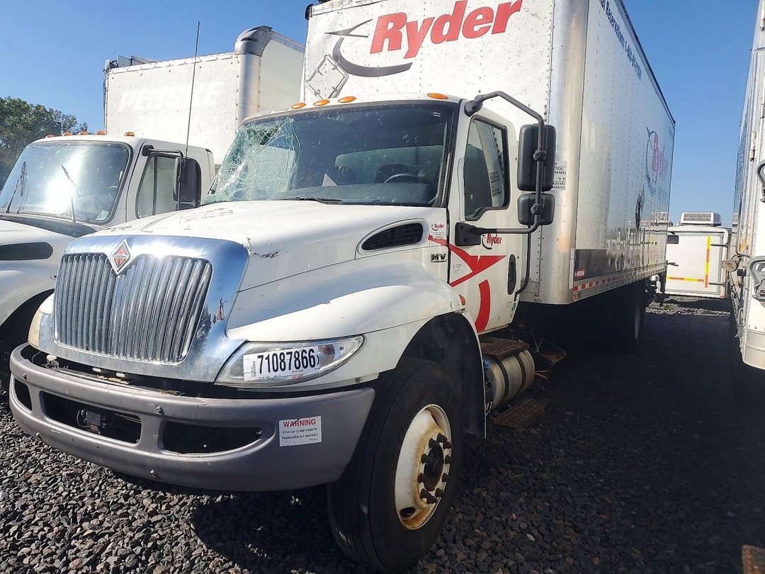منظر 2020 INTERNATIONAL MV607 BOX TRUCK، زاوية 1