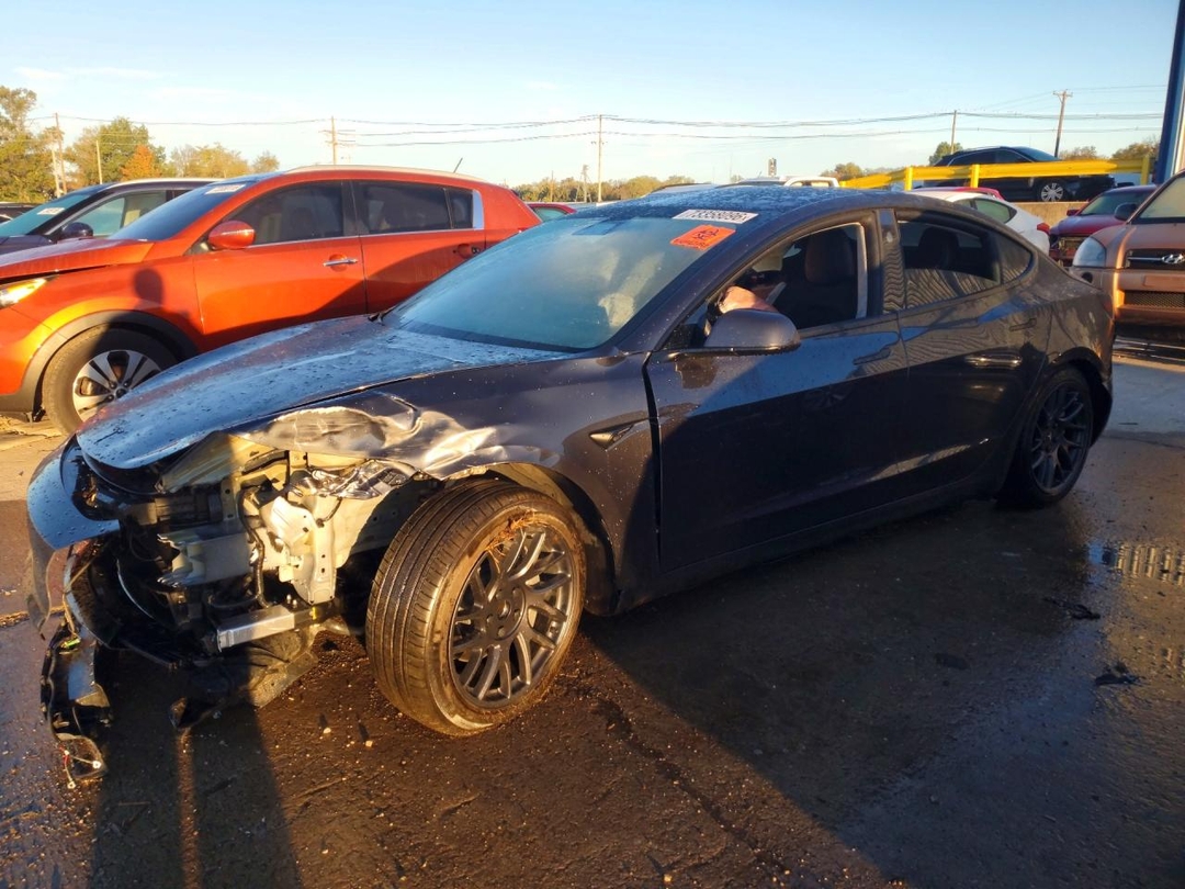 Вид 2026 TESLA MODEL 3, угол 1