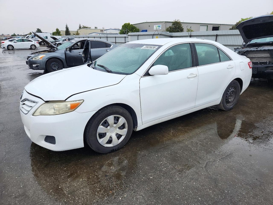 Vue de 2011 TOYOTA CAMRY LE, angle 1