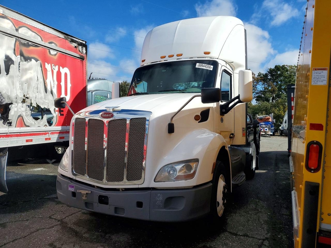 Vue de 2020 PETERBILT 579 SEMI TRUCK, angle 1