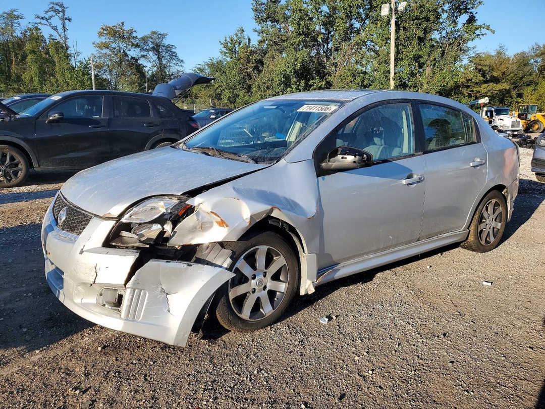 Vue de 2012 NISSAN SENTRA 2.0, angle 1