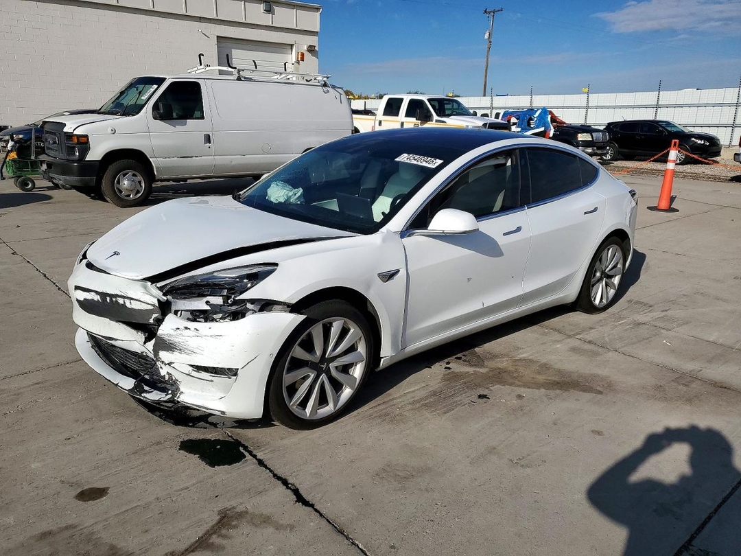 Вид 2018 TESLA MODEL 3, угол 1