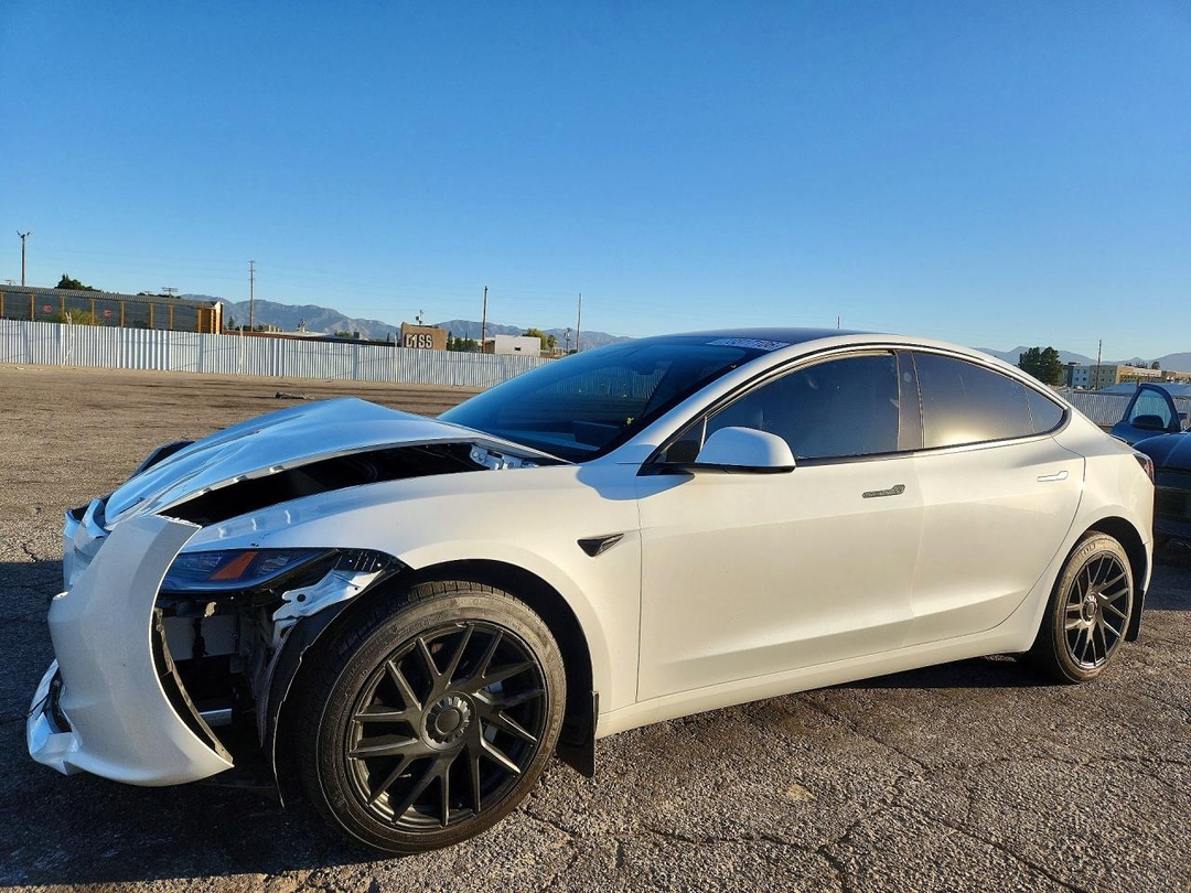 Вид 2024 TESLA MODEL 3, угол 1