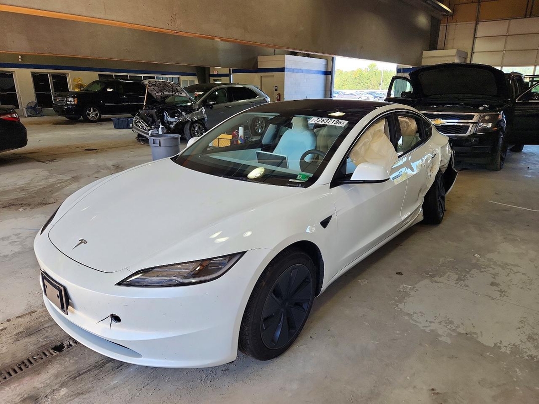 Vue de 2025 TESLA MODEL 3, angle 1