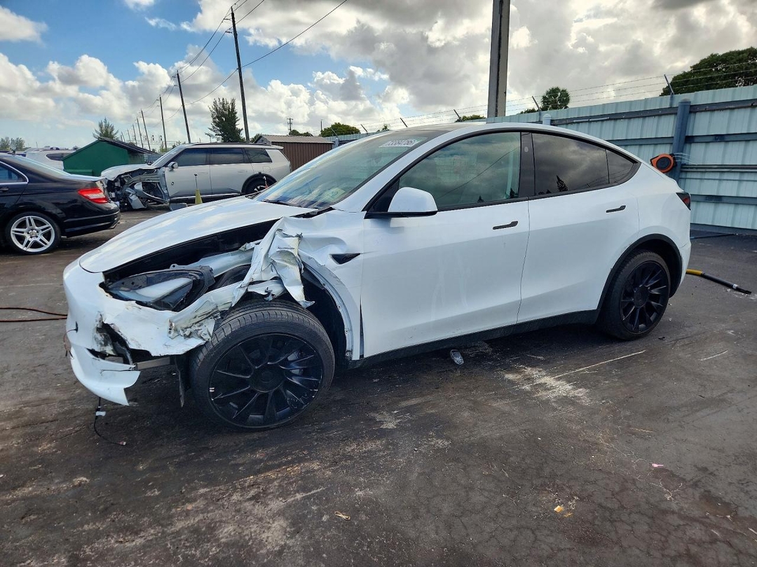 Vista de 2024 TESLA MODEL Y, ángulo 1