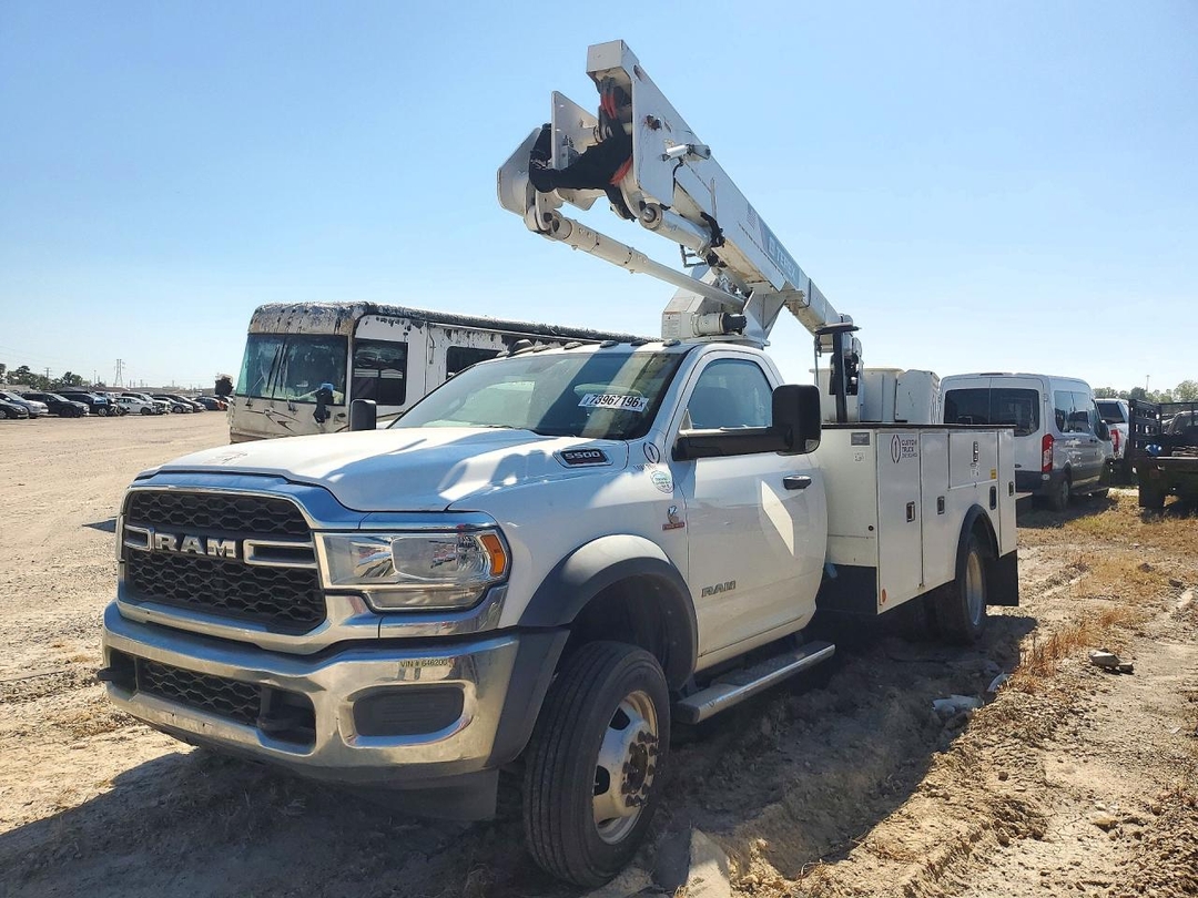 Vedere 2019 RAM 5500 BUCKET TRUCK, unghi 1