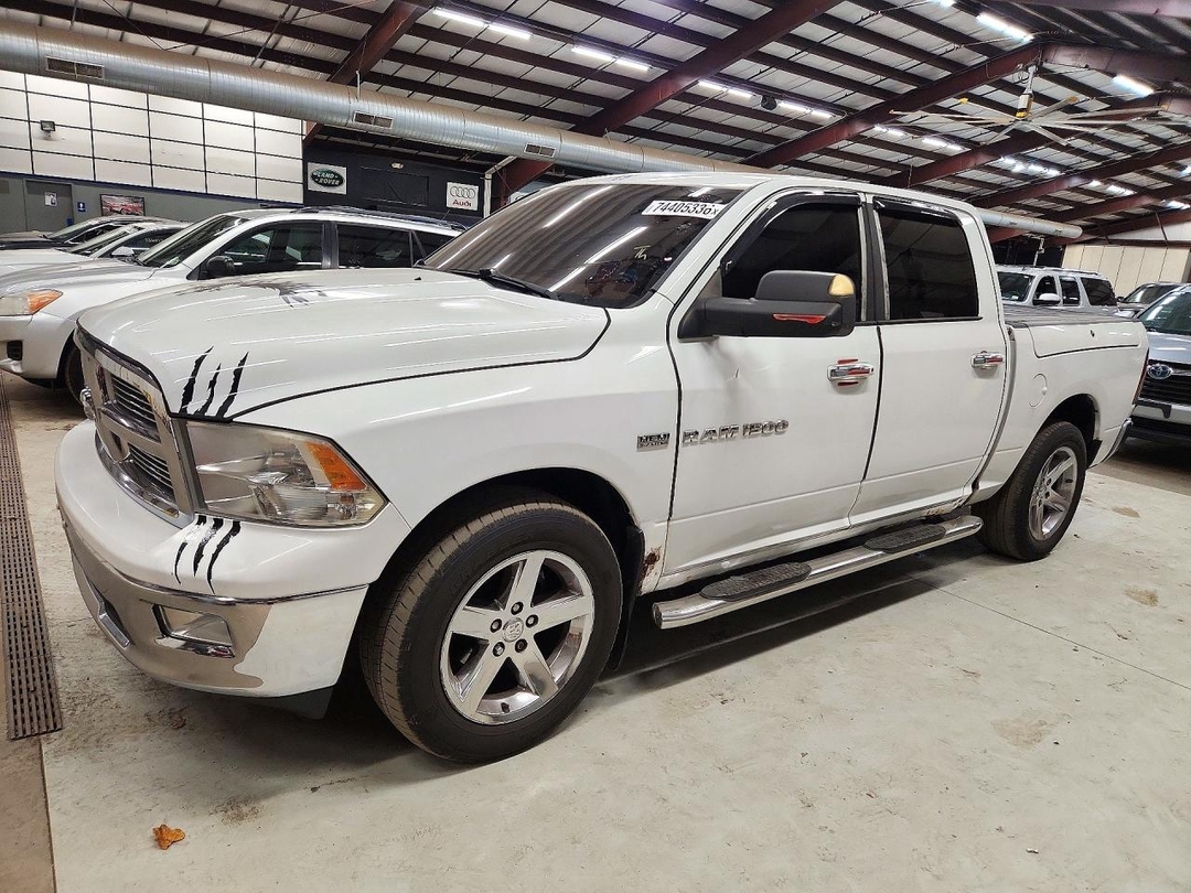 Vista de 2011 DODGE RAM 1500, ángulo 1