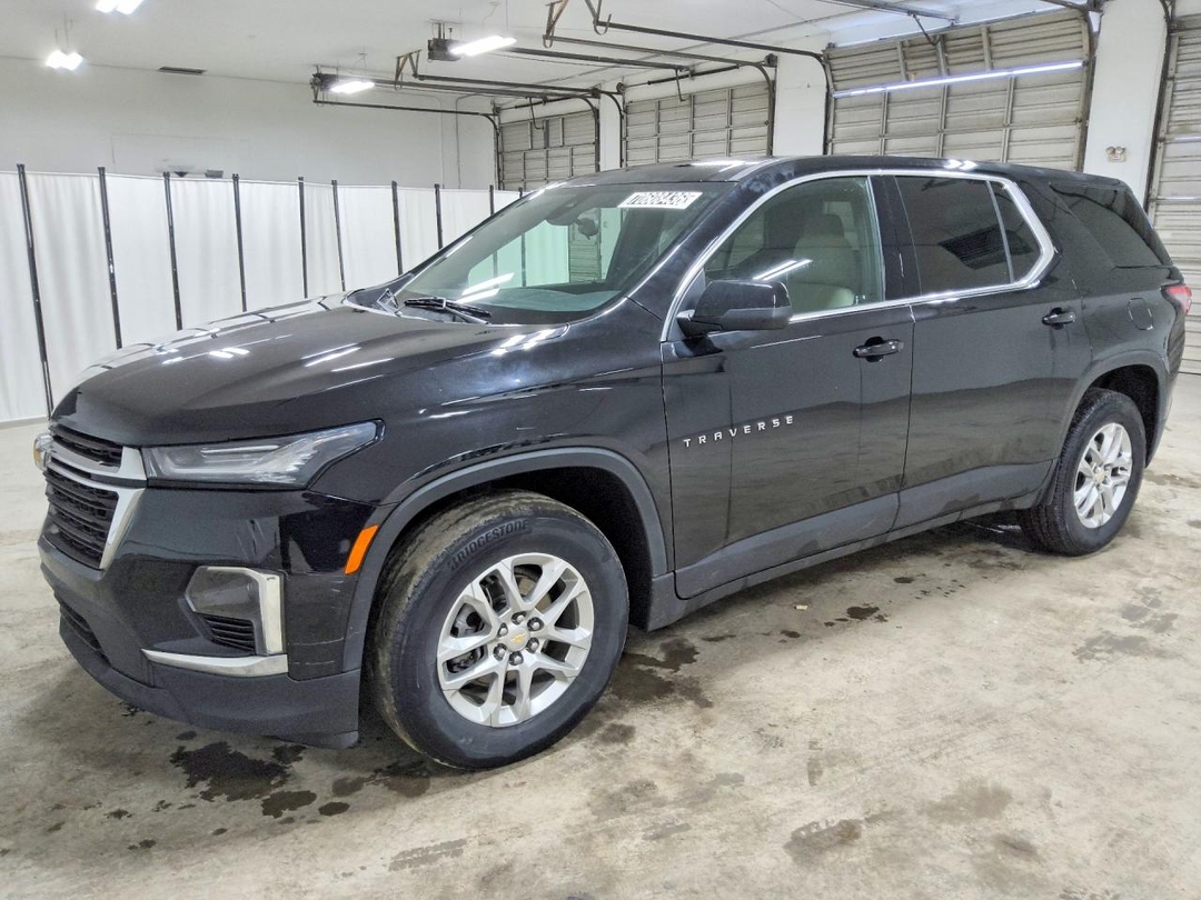 Вид 2022 CHEVROLET TRAVERSE LS, угол 1