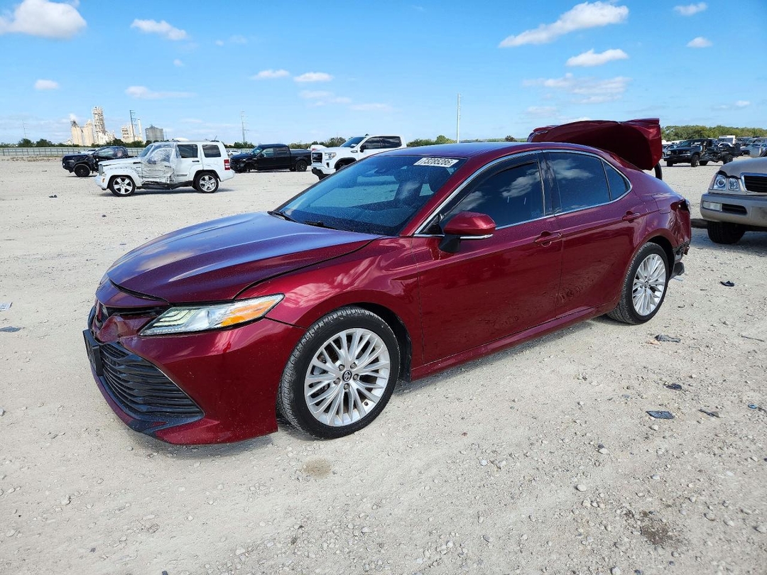 Vue de 2018 TOYOTA CAMRY XLE, angle 1