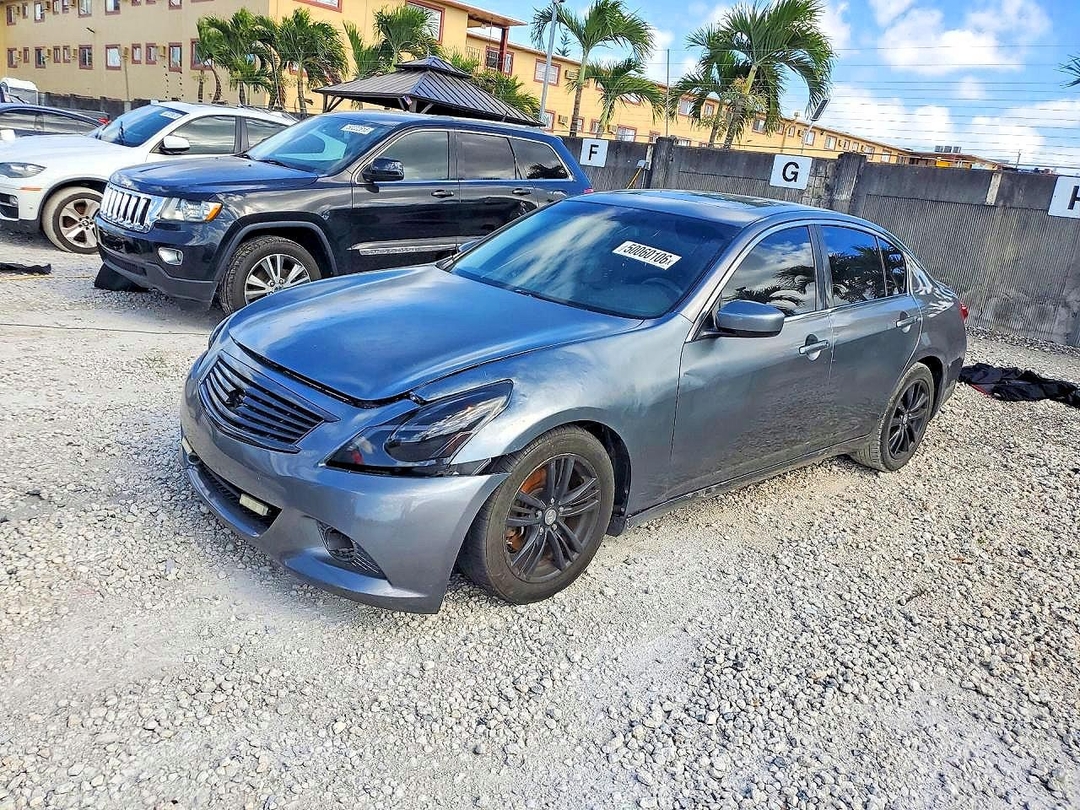 Vue de 2013 INFINITI G37 SEDAN JOURNEY, angle 1