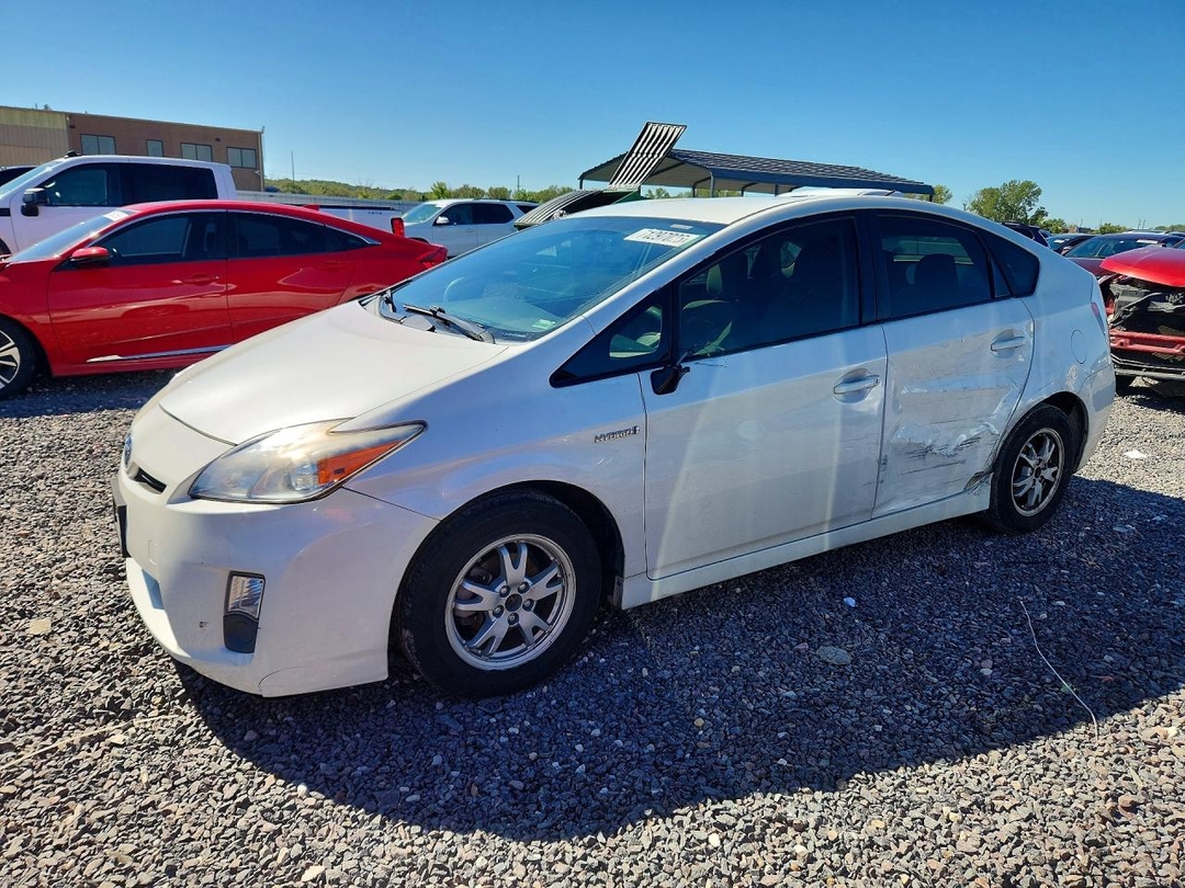 Вид 2011 TOYOTA PRIUS TWO, угол 1