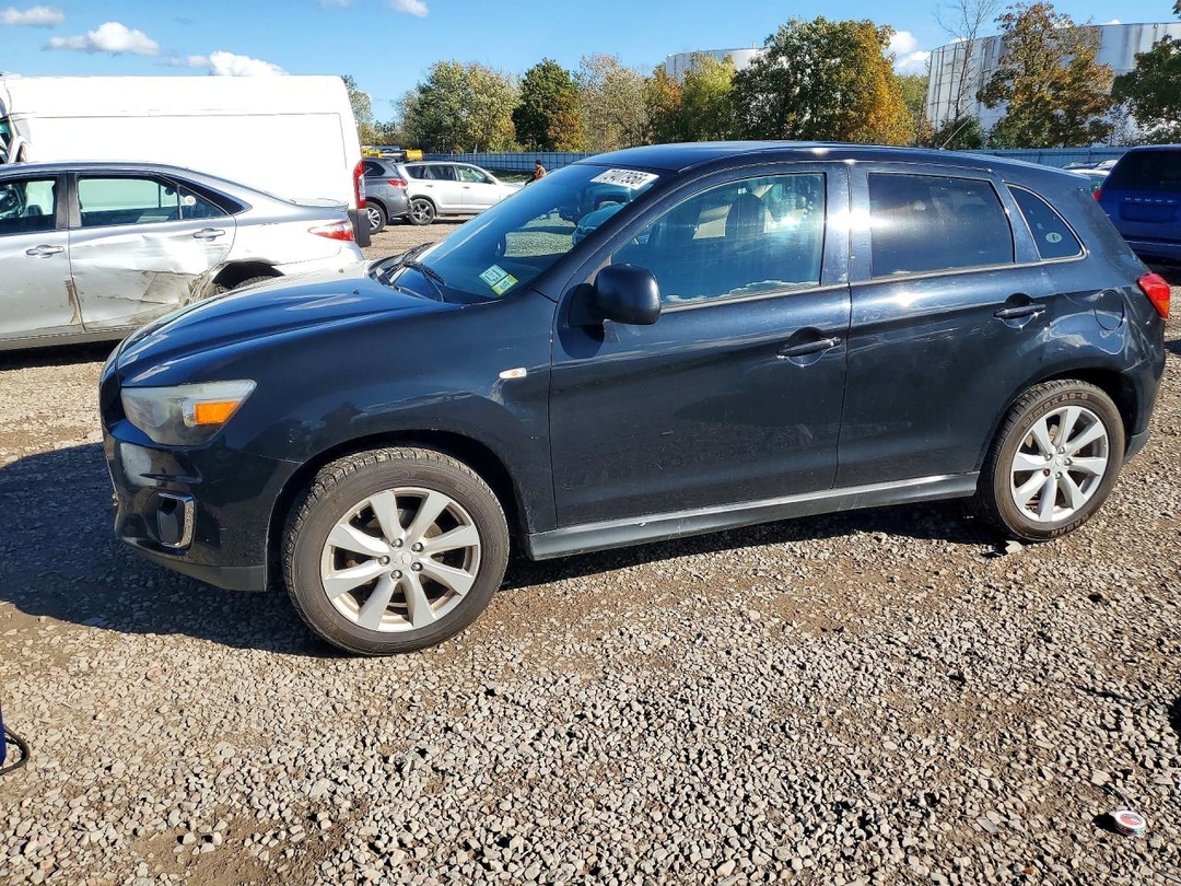 Vue de 2015 MITSUBISHI OUTLANDER SPORT ES, angle 1
