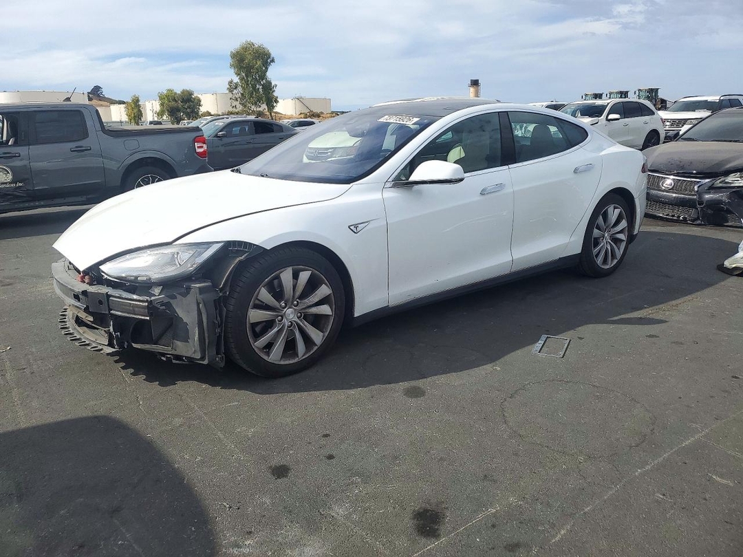 Vue de 2015 TESLA MODEL S 85D, angle 1