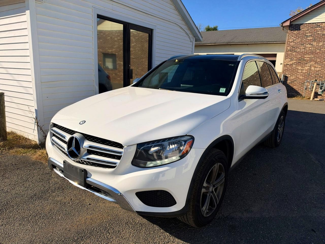 منظر 2017 MERCEDES-BENZ GLC 300 4MATIC، زاوية 1