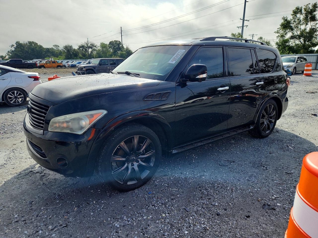 Вид 2013 INFINITI QX56 BASE, угол 1