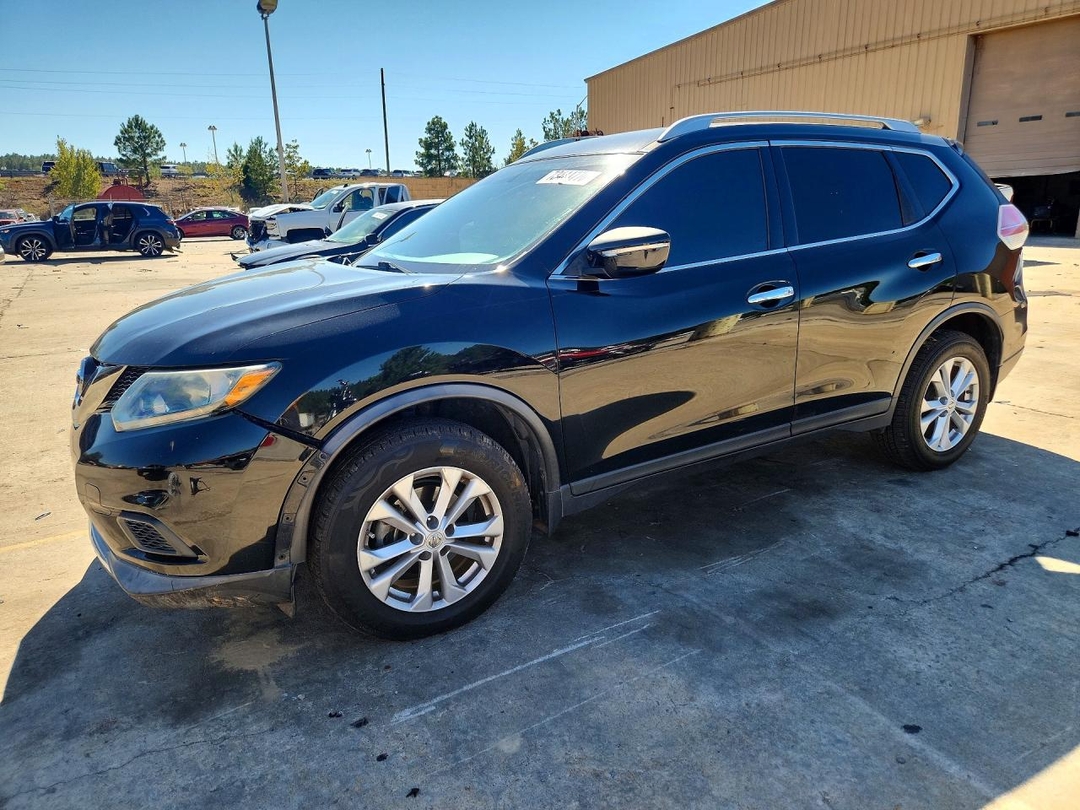 Vue de 2015 NISSAN ROGUE SV, angle 1