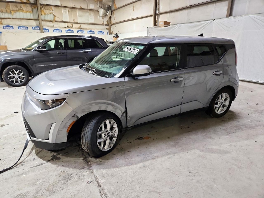 Vista de 2025 KIA SOUL LX, ángulo 1