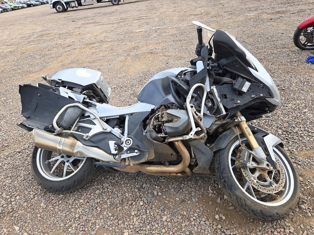 منظر 2022 BMW R 1250 RT، زاوية 1
