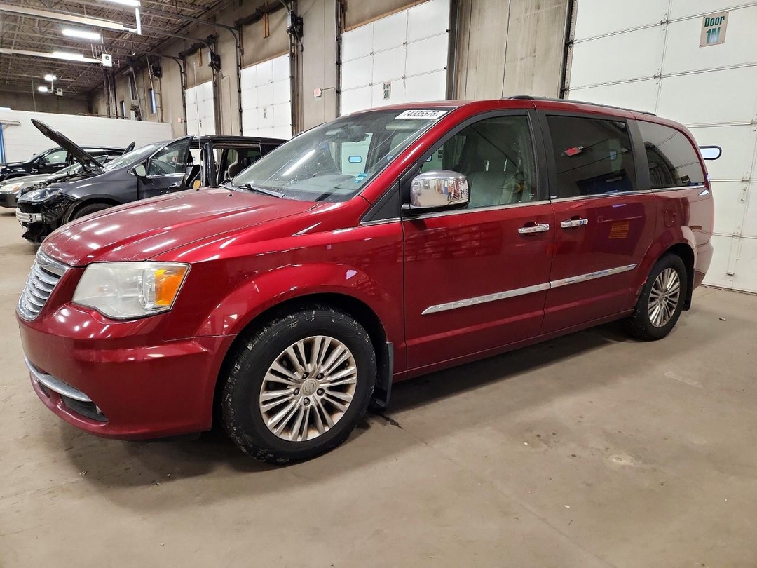 Vue de 2013 CHRYSLER TOWN &amp; COUNTRY TOURING L, angle 1