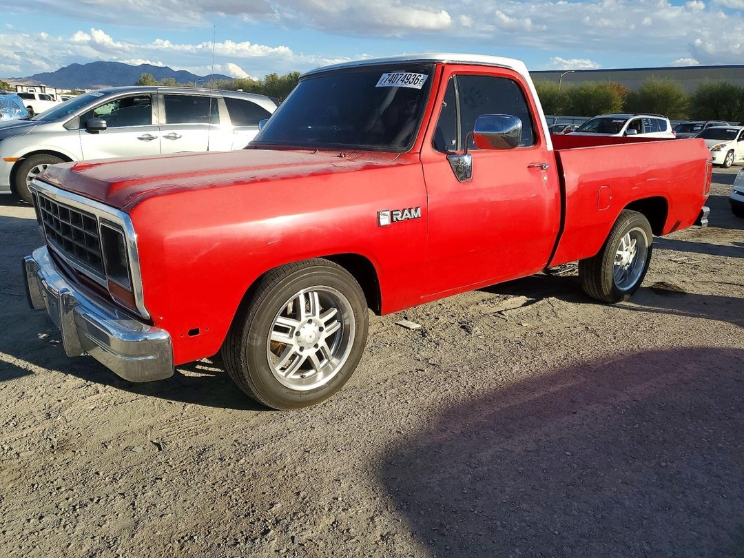 Vue de 1988 DODGE D-SERIES D150, angle 1