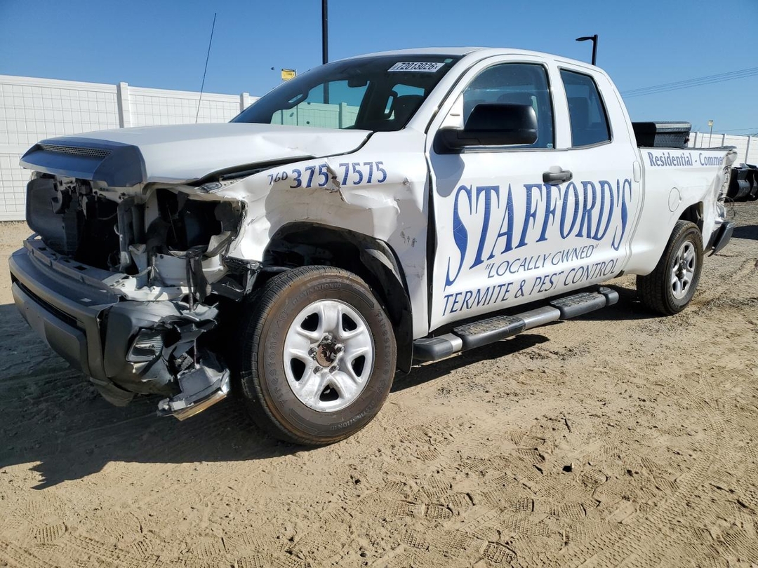 Вид 2015 TOYOTA TUNDRA SR, угол 1