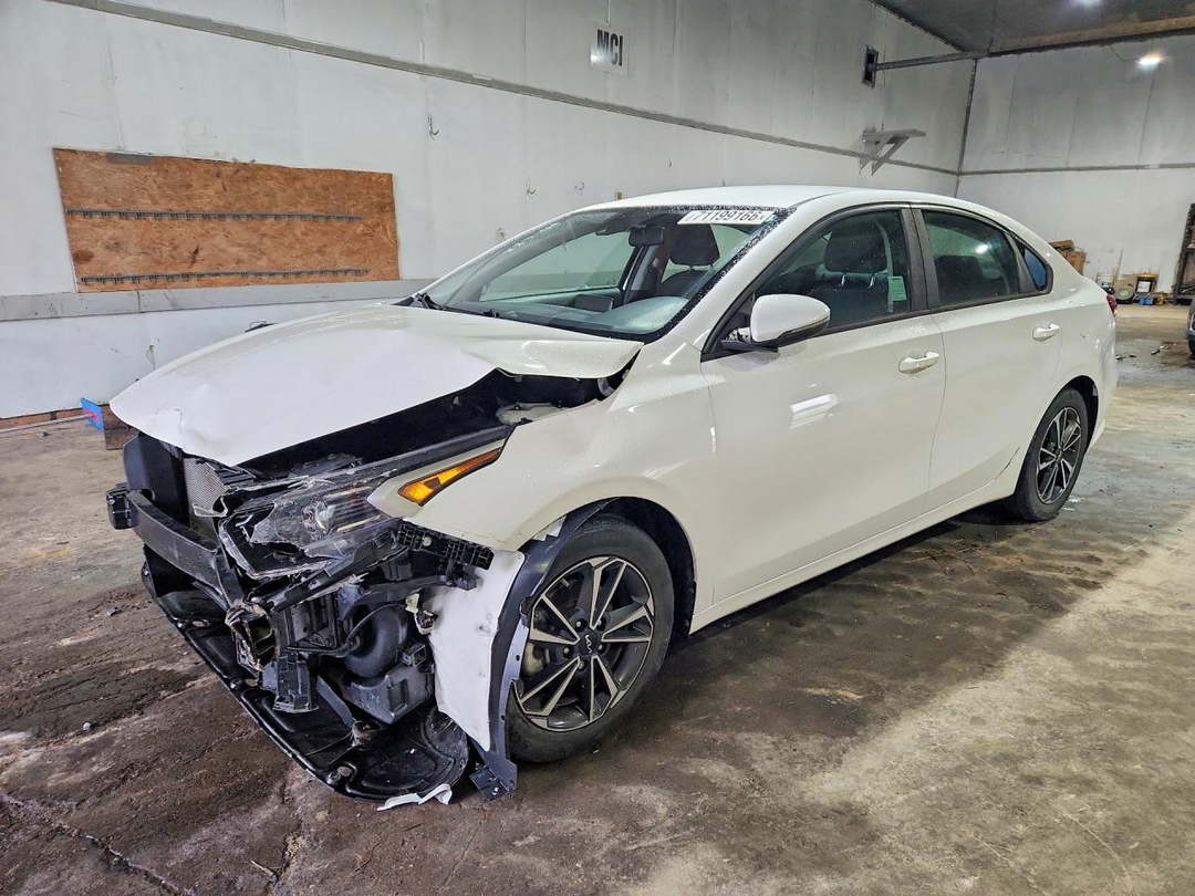 Vue de 2023 KIA FORTE LXS, angle 1