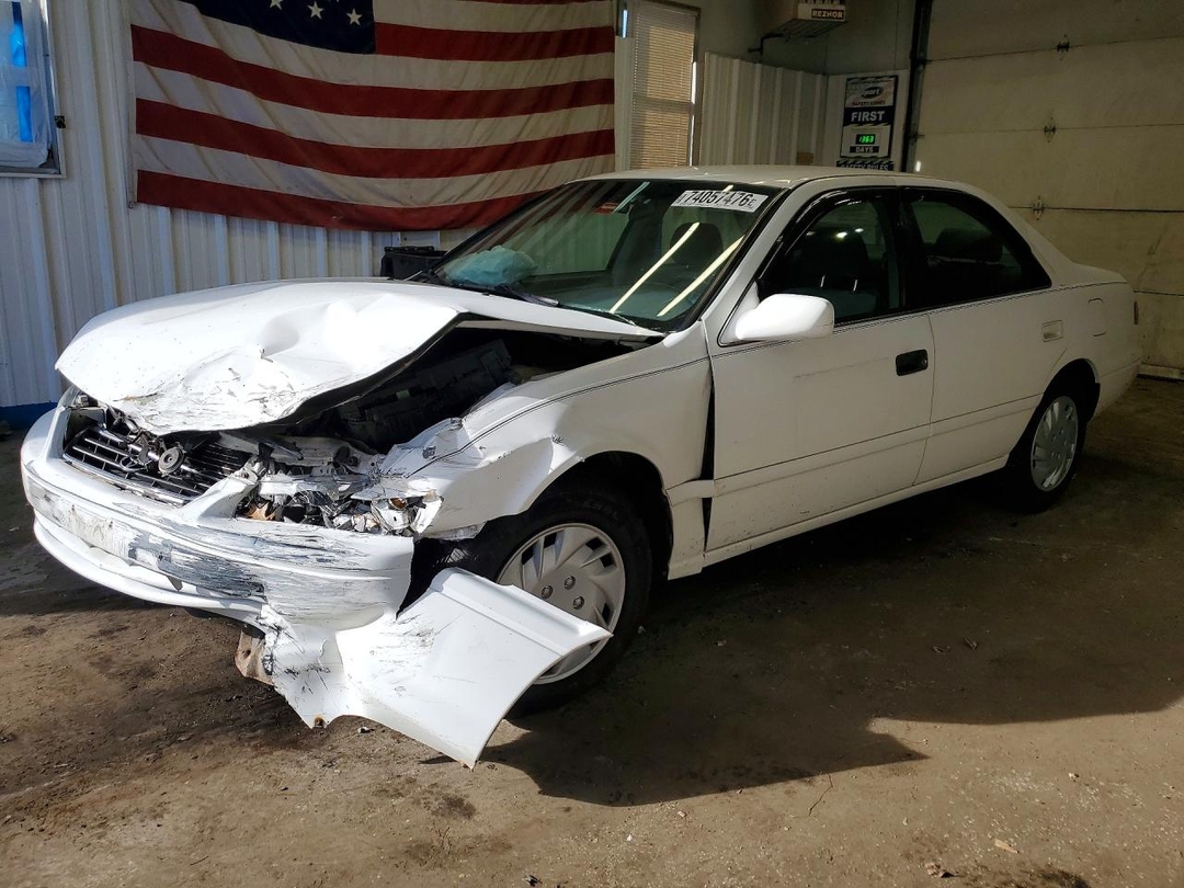 Vista de 2001 TOYOTA CAMRY LE, ángulo 1