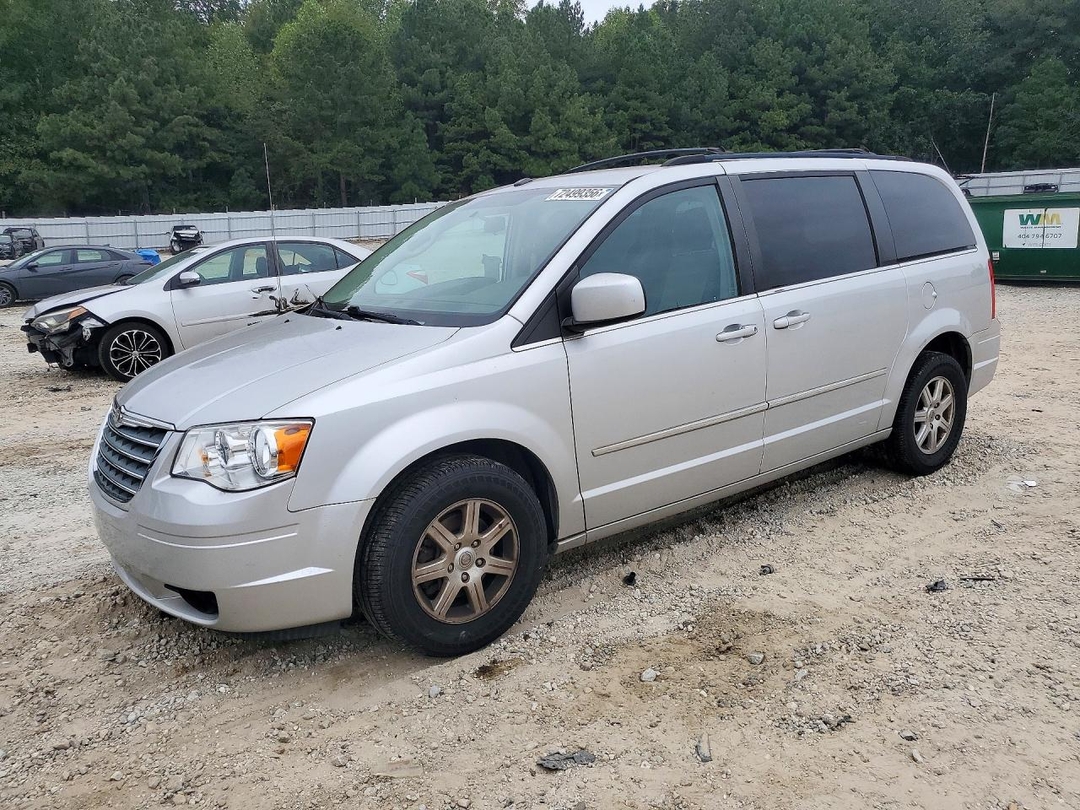 Vue de 2010 CHRYSLER TOWN &amp; COUNTRY TOURING PLUS, angle 1