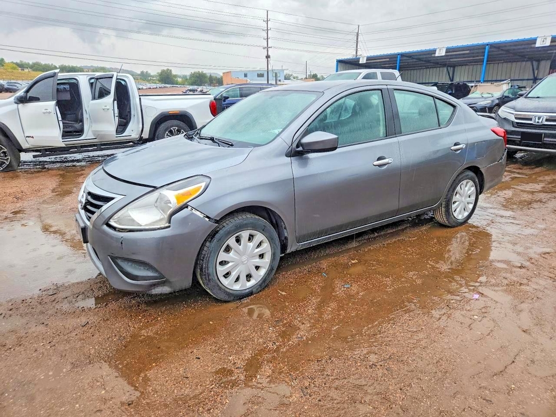 منظر 2016 NISSAN VERSA 1.6 SV، زاوية 1
