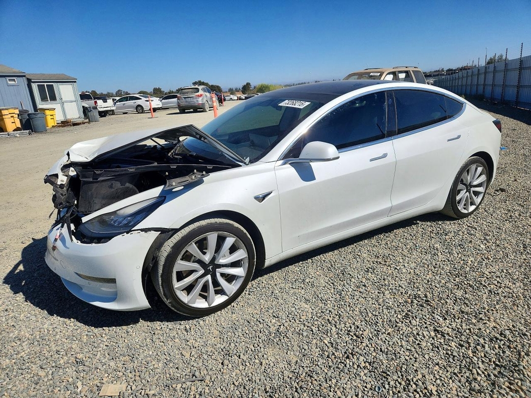 Вид 2020 TESLA MODEL 3, угол 1