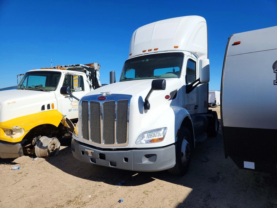 Vue de 2018 PETERBILT 579 SEMI TRUCK, angle 1