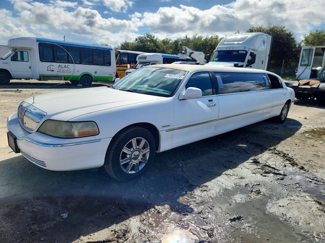 2003 LINCOLN TOWN CAR EXECUTIVE view, angle 1