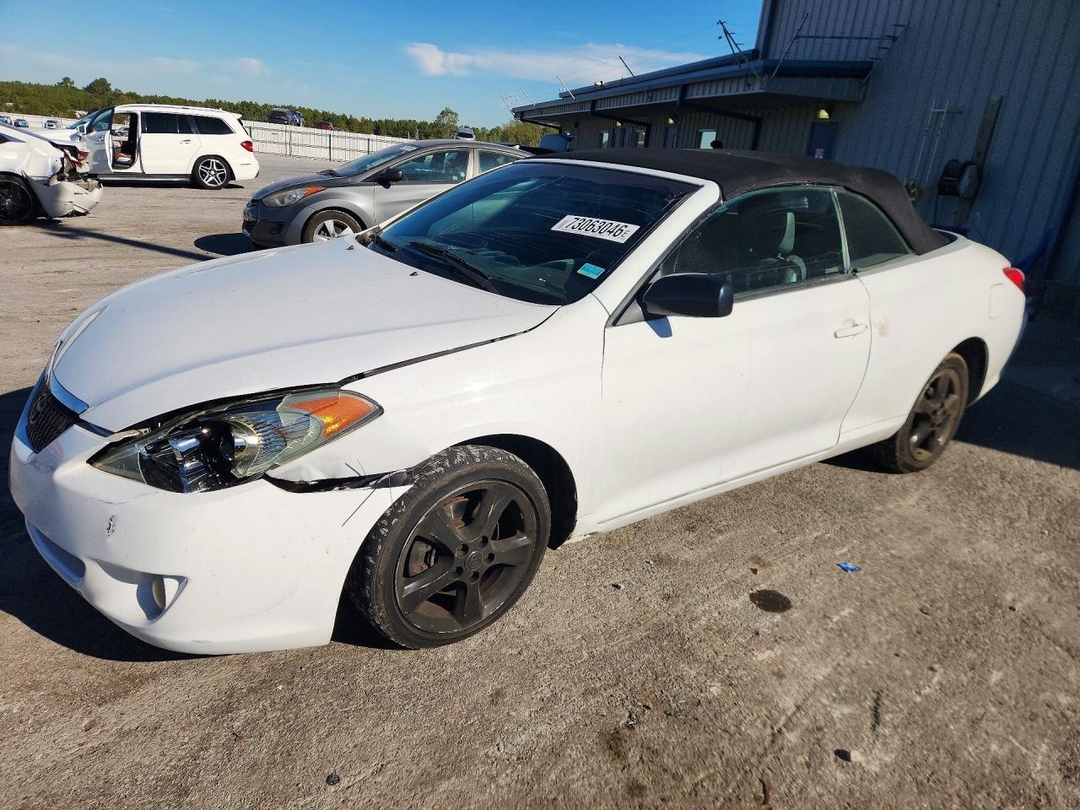 Vue de 2004 TOYOTA CAMRY SOLARA SLE V6, angle 1