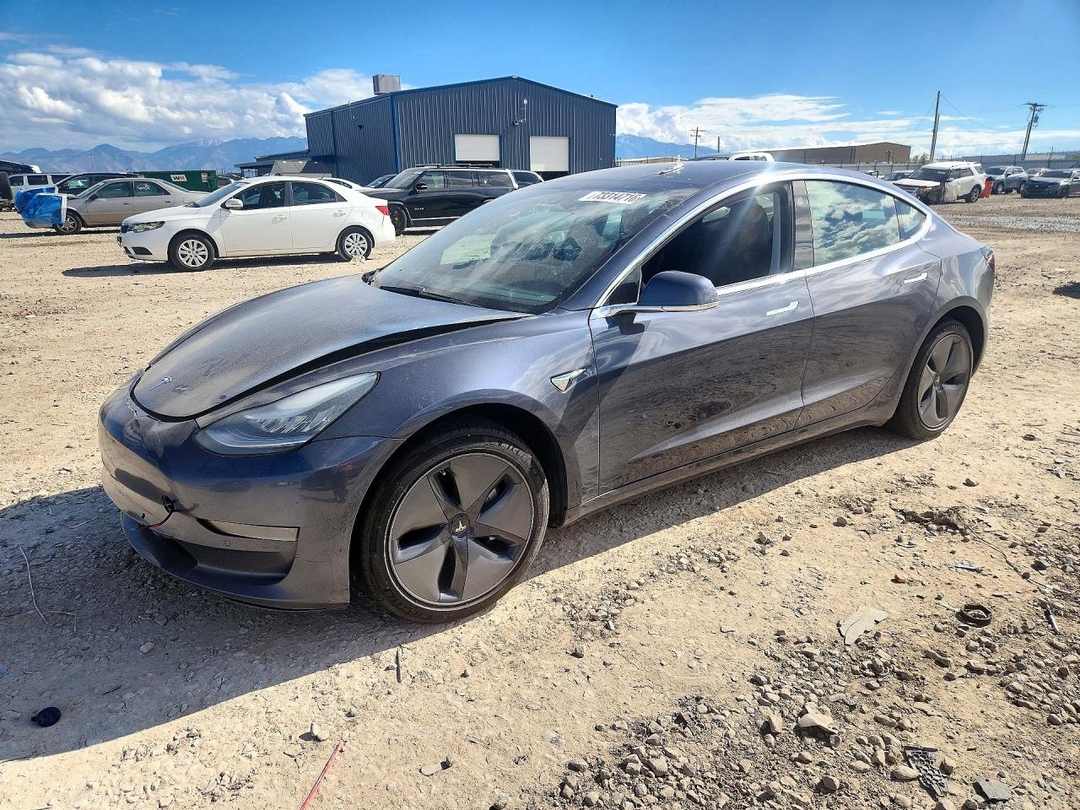 Вид 2020 TESLA MODEL 3, угол 1