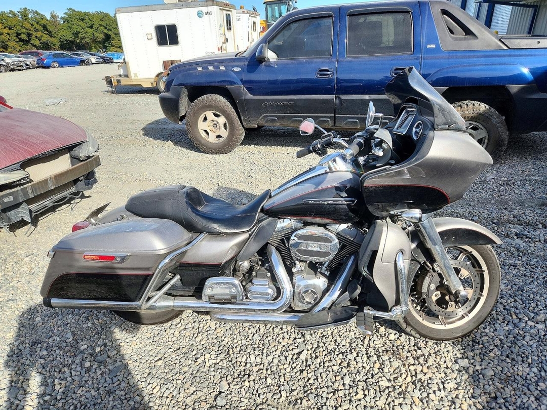 Vista de 2016 HARLEY-DAVIDSON FLTRU, ángulo 1